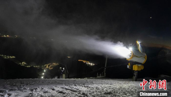 国家高山滑雪中心10日18时启动试造雪工作，15日启动正式造雪。 北京市重大项目办供图