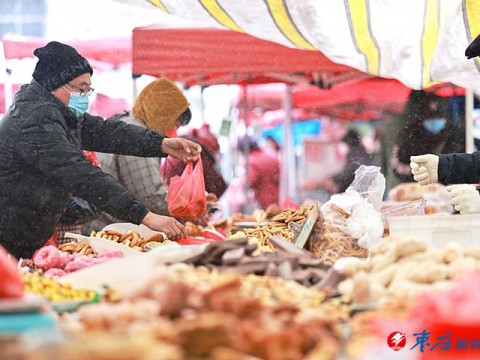 雪中赶大集 购买年货 感受年味