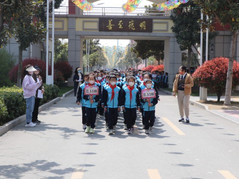 台儿庄区明远实验小学举行放学路队大比武活动