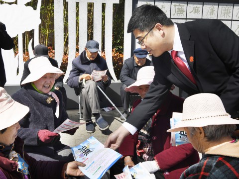 法官进社区 助老防诈骗