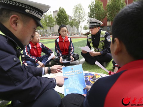 滕州交警开展“全民国家安全教育日”普法宣传活动