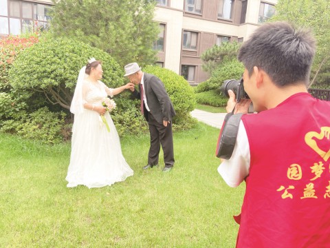 圆老年人一个婚纱梦