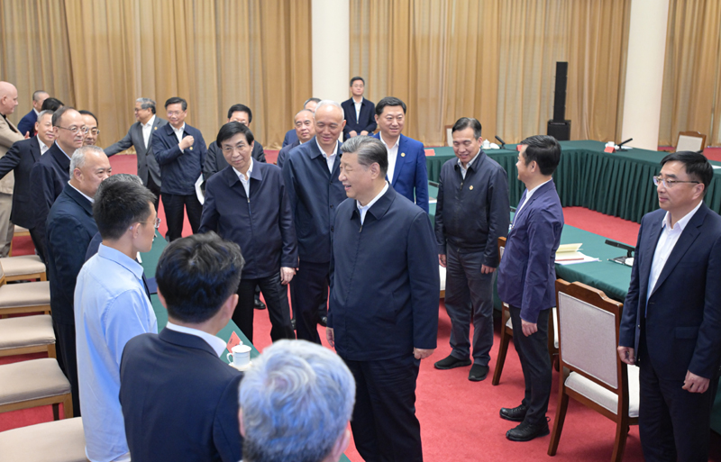 2024年5月23日，习近平总书记在山东省济南市主持召开企业和专家座谈会并发表重要讲话。这是总书记同参会的企业和专家代表亲切交流。