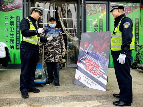 交警进农贸市场：交通安全宣传暖人心